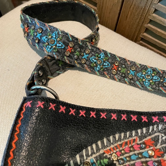 Hand embroidered Indian head purse - Picture 5 of 12